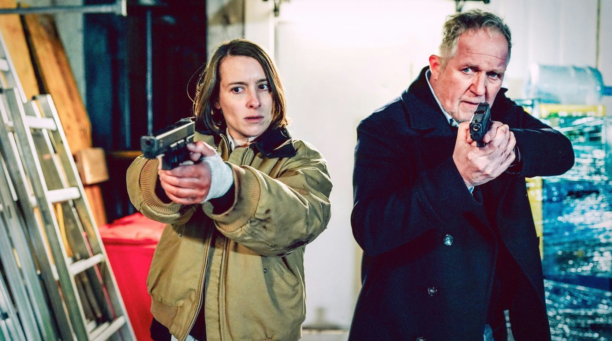 Moritz Eisner (Harald Krassnitzer) und Meret Schande (Christina Scherrer) müssen ihre Dienstwaffen einsetzen. Haben sie die Drahtzieher der Wiener Unruhen erwischt? (Bild: ORF/Petro Domenigg)
