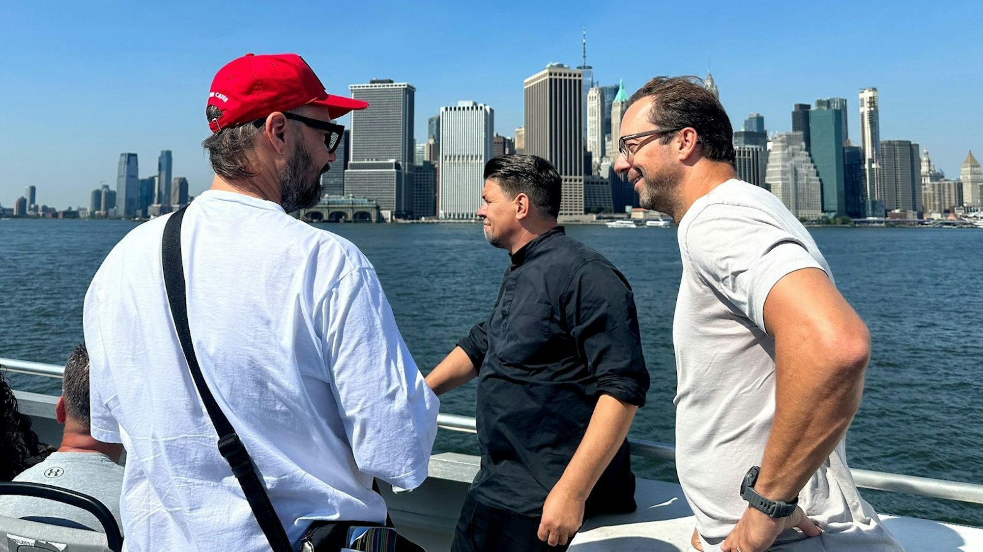 Die Stadt New York verbindet Tim Mälzer (Mitte), Edi Frauneder (rechts) und Mario Lohninger miteinander, deshalb finden hier die Duelle statt. (Bild: RTL / Endemol Shine / Tracey Gudwin)