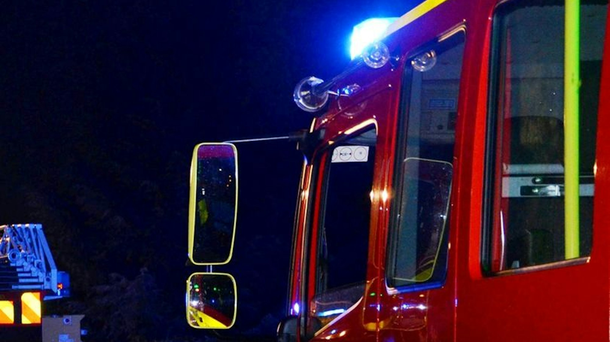 Nächtlicher Feuerwehreinsatz nach Brandstiftung an Altkleidercontainern in Hilden an der Bushaltestelle 'Hülsen'