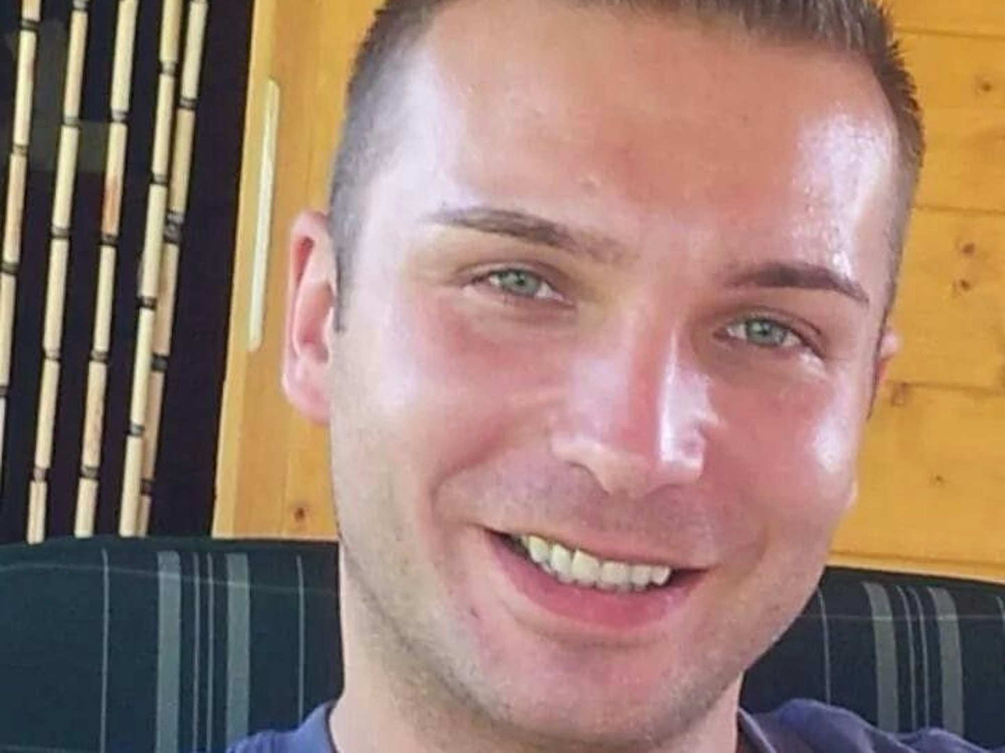 Patrick Heinen lacht in die Kamera.