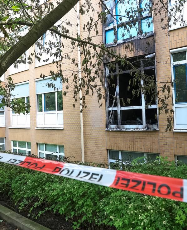 Ein Absperrband der Polizei sperrt eine Brandstelle auf dem Gelände des Marienkrankenhauses ab. Bei dem Brand in einer Station, die auf die Versorgung älterer Patienten spezialisiert ist, sind drei Patienten ums Leben gekommen, viele weitere wurden verletzt.