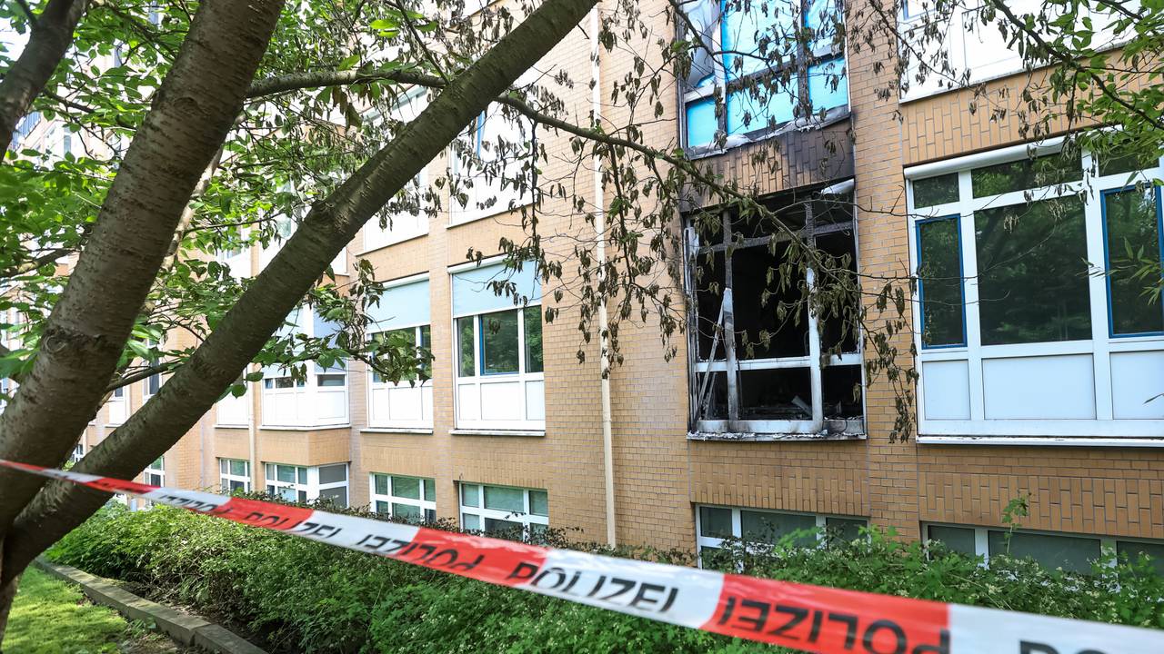 Ein Absperrband der Polizei sperrt eine Brandstelle auf dem Gelände des Marienkrankenhauses ab. Bei dem Brand in einer Station, die auf die Versorgung älterer Patienten spezialisiert ist, sind drei Patienten ums Leben gekommen, viele weitere wurden verletzt.