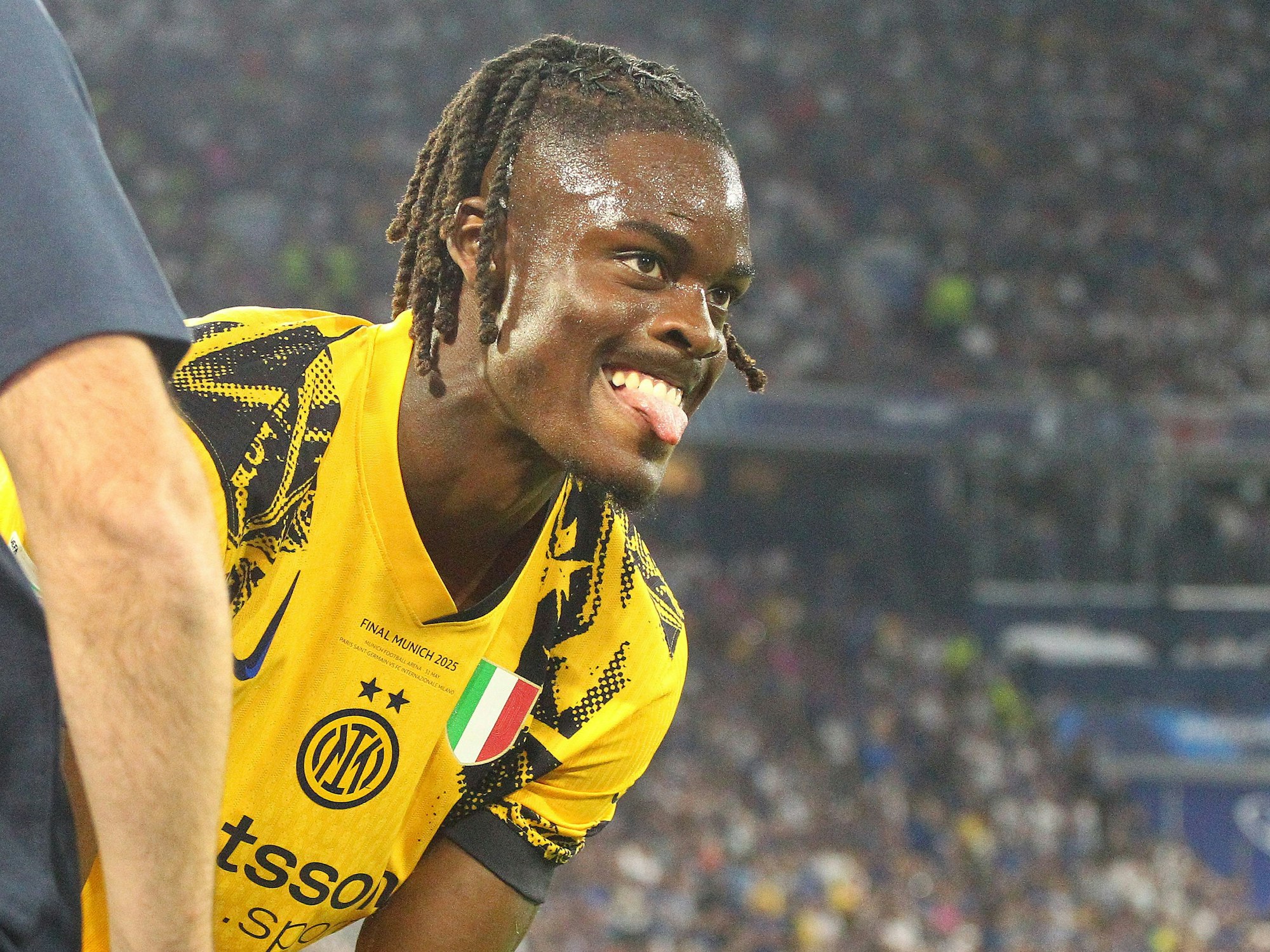 Yann Bisseck verzieht nach seine Verletzung das Gesicht.