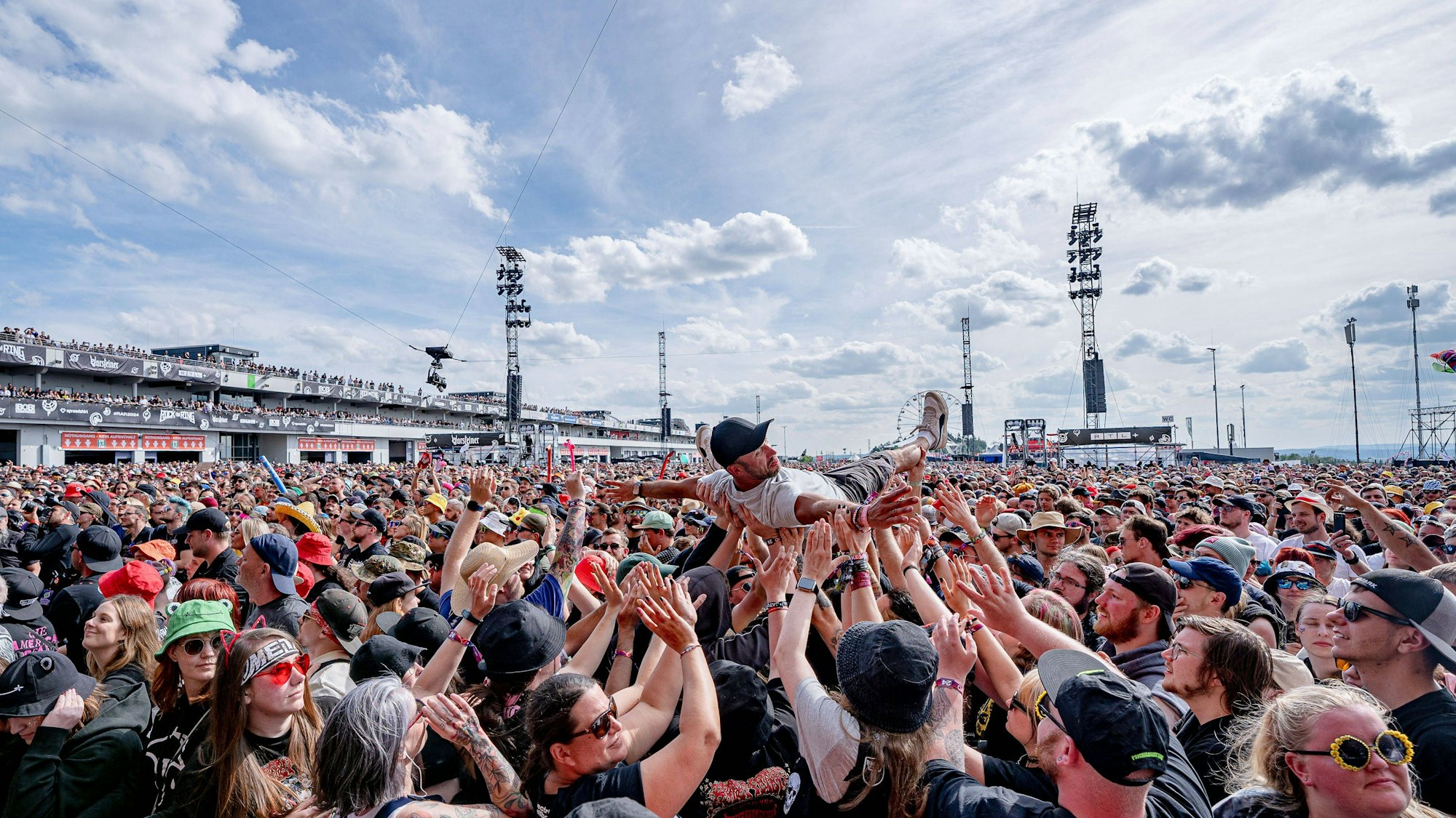 Crowdsurfer während eines Auftritts bei „Rock am Ring“.
