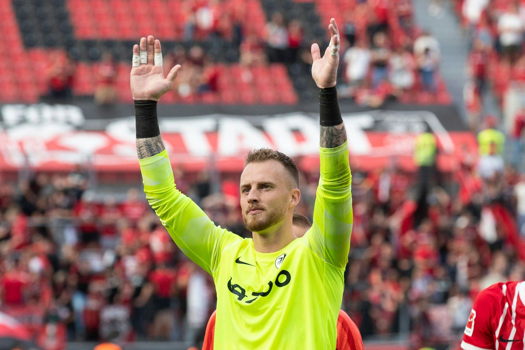 Mark Flekken kennt sich in der BayArena nach seinen Auftritten mit dem SC Freiburg schon aus. Hier feiert er nach dem Auswärtssieg am 3. September 2022.
