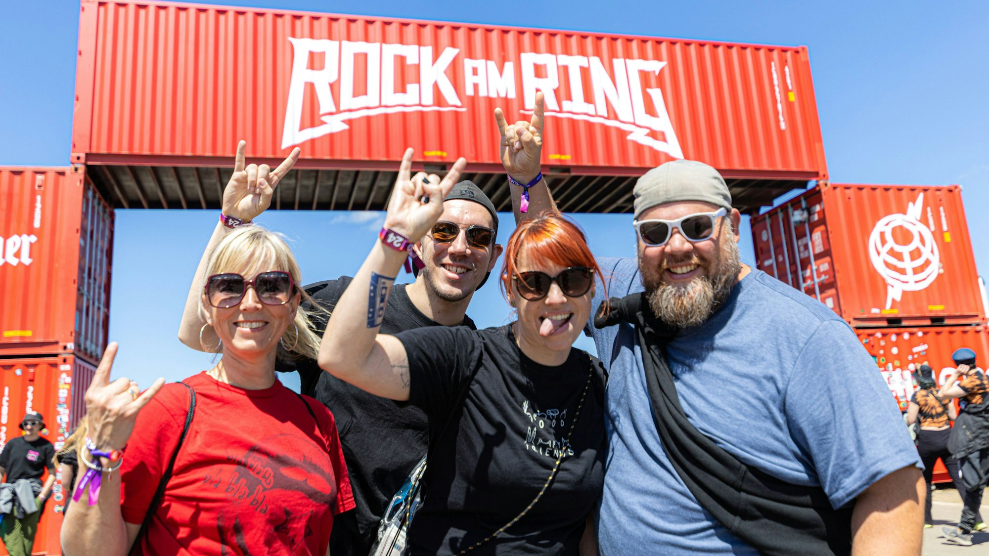 Besucher freuen sich am Haupteingang auf „Rock am Ring“.