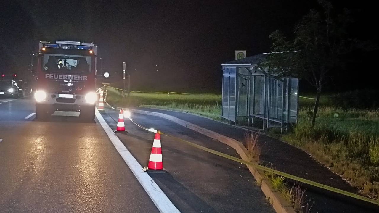 Die Feuerwehr steht an einem abgesperrten Areal, nachdem bei einer Kontrolle der Bundespolizei an der Grenze zu Tschechien ein flüchtiger Autofahrer tödlich verletzt worden ist.