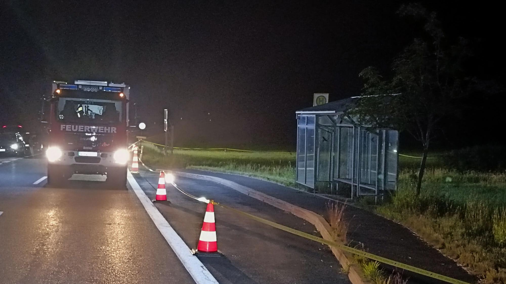 Die Feuerwehr steht an einem abgesperrten Areal, nachdem bei einer Kontrolle der Bundespolizei an der Grenze zu Tschechien ein flüchtiger Autofahrer tödlich verletzt worden ist.