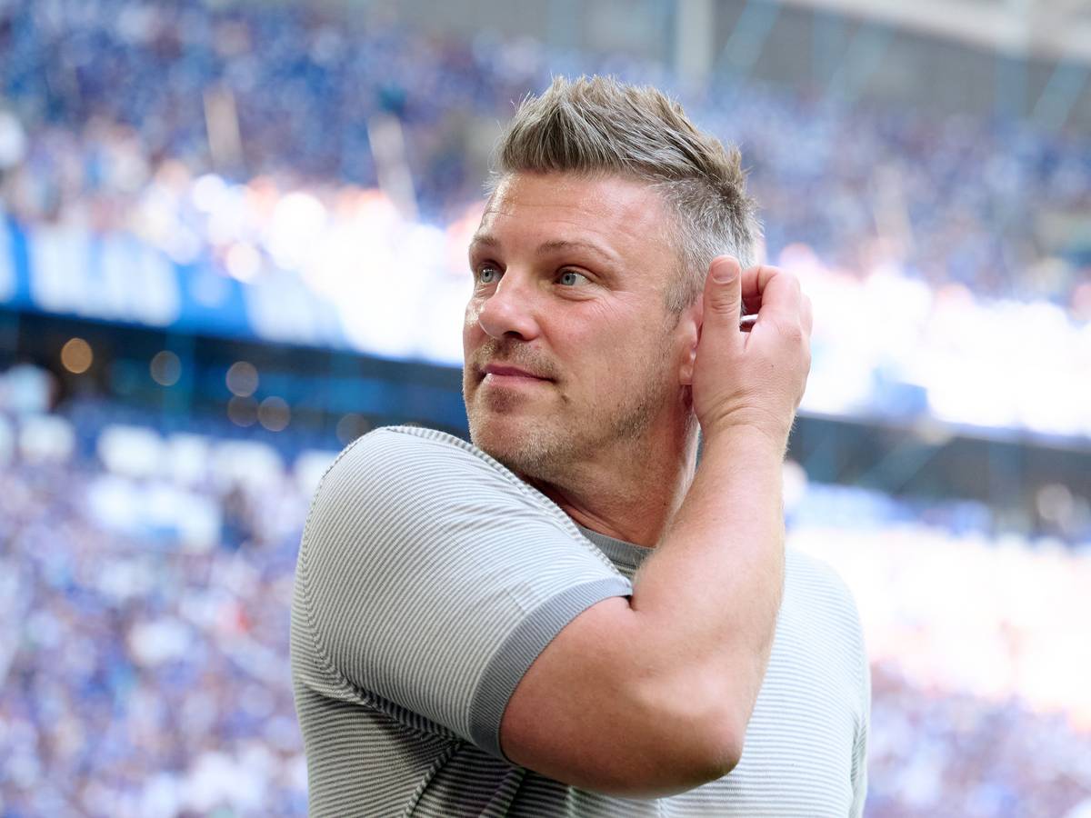 Lukas Kwasniok greift sich mit seiner rechten Hand ans linke Ohr.