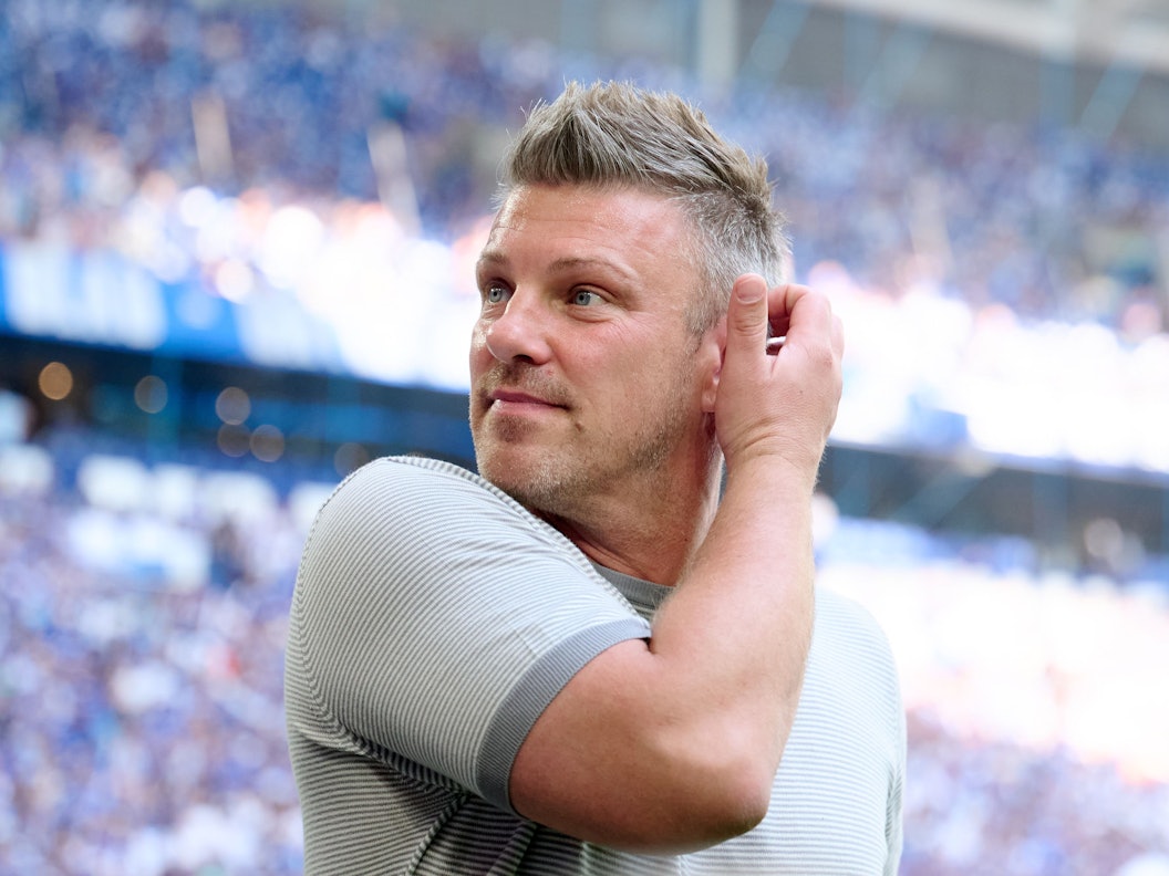 Lukas Kwasniok greift sich mit seiner rechten Hand ans linke Ohr.