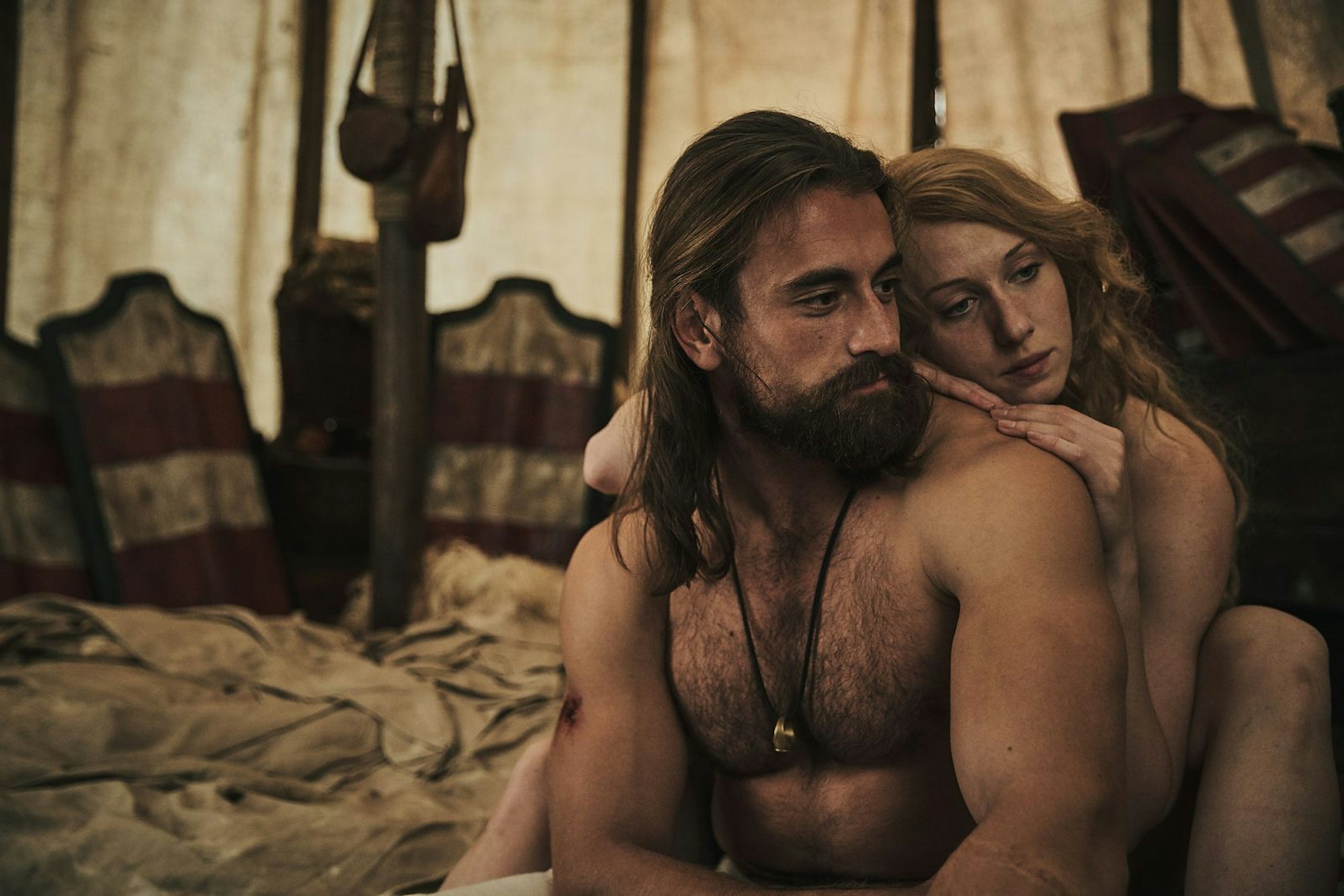 Janos Hunyadi (Gellért L. Kádár) und seine Frau Erzsébet (Vivien Rujder) entspannen sich ein bisschen vom Kampf gegen die Osmanen. (Bild: © Kristof Galgoczi / Beta Film)