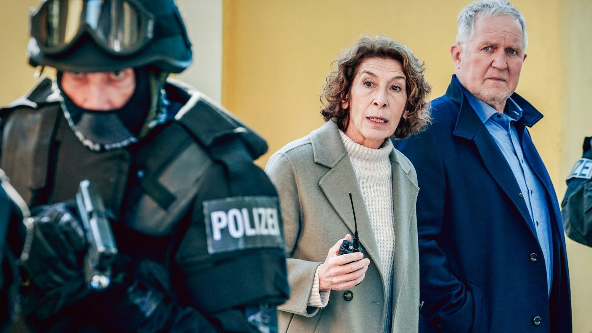 Die Wiener Innenstadt als Kampfzone: Bibi Fellner (Adele Neuhauser) und Moritz Eisner (Harald Krassnitzer) geraten als Mordermittler in eine gesellschaftliche Auseinandersetzung. Die Demonstranten lehnen den Staat und seine Autoritäten ab. Nun ist einer von ihnen tot. Erschlagen von der Polizei, die ihre Tat vertuschen will? (Bild: ORF/Petro Domenigg)