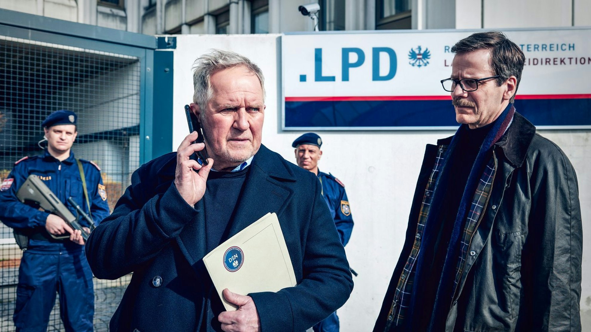 Moritz Eisner (Harald Krassnitzer) und Gerold Schubert (Dominik Warta) vom Staatsschutz wollen beide in Österreich für Recht und Ordnung sorgen. In ihren Methoden und Werten unterscheiden sich die Männer allerdings deutlich. (Bild: ORF/Petro Domenigg)