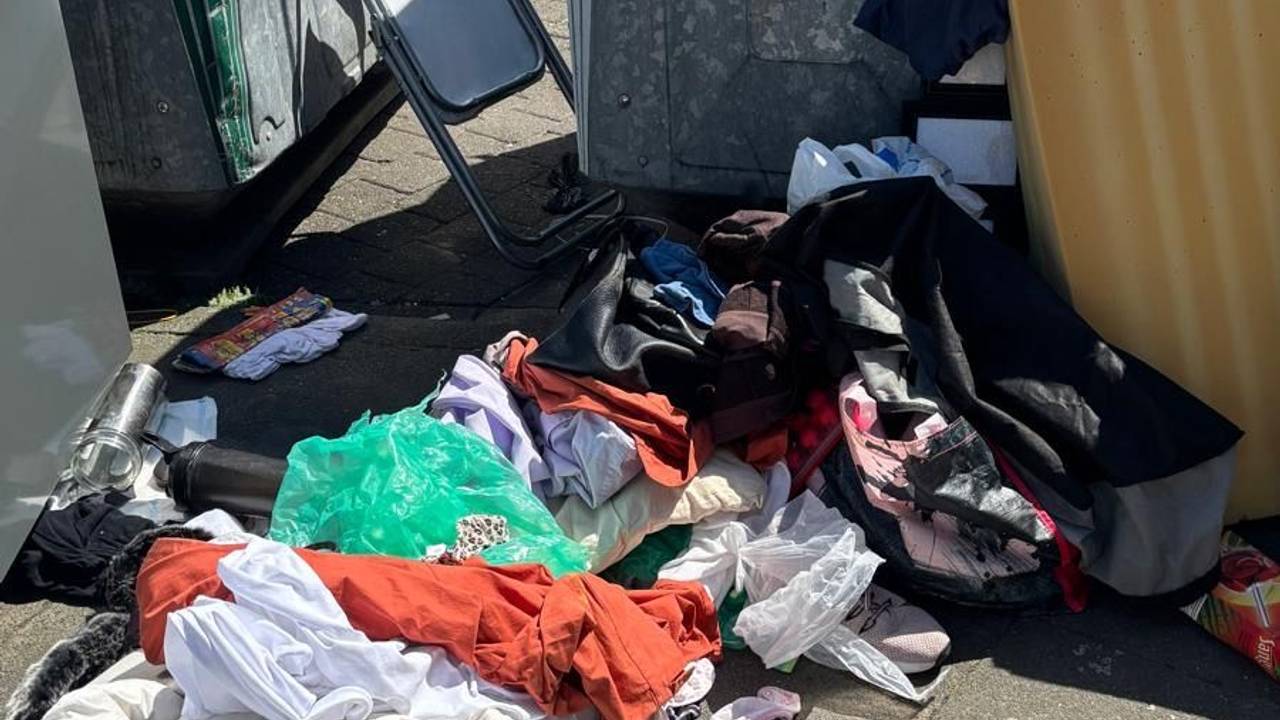 Textilen, eine Matratze und ein Klappstuhl wurden vor Containern entsorgt.