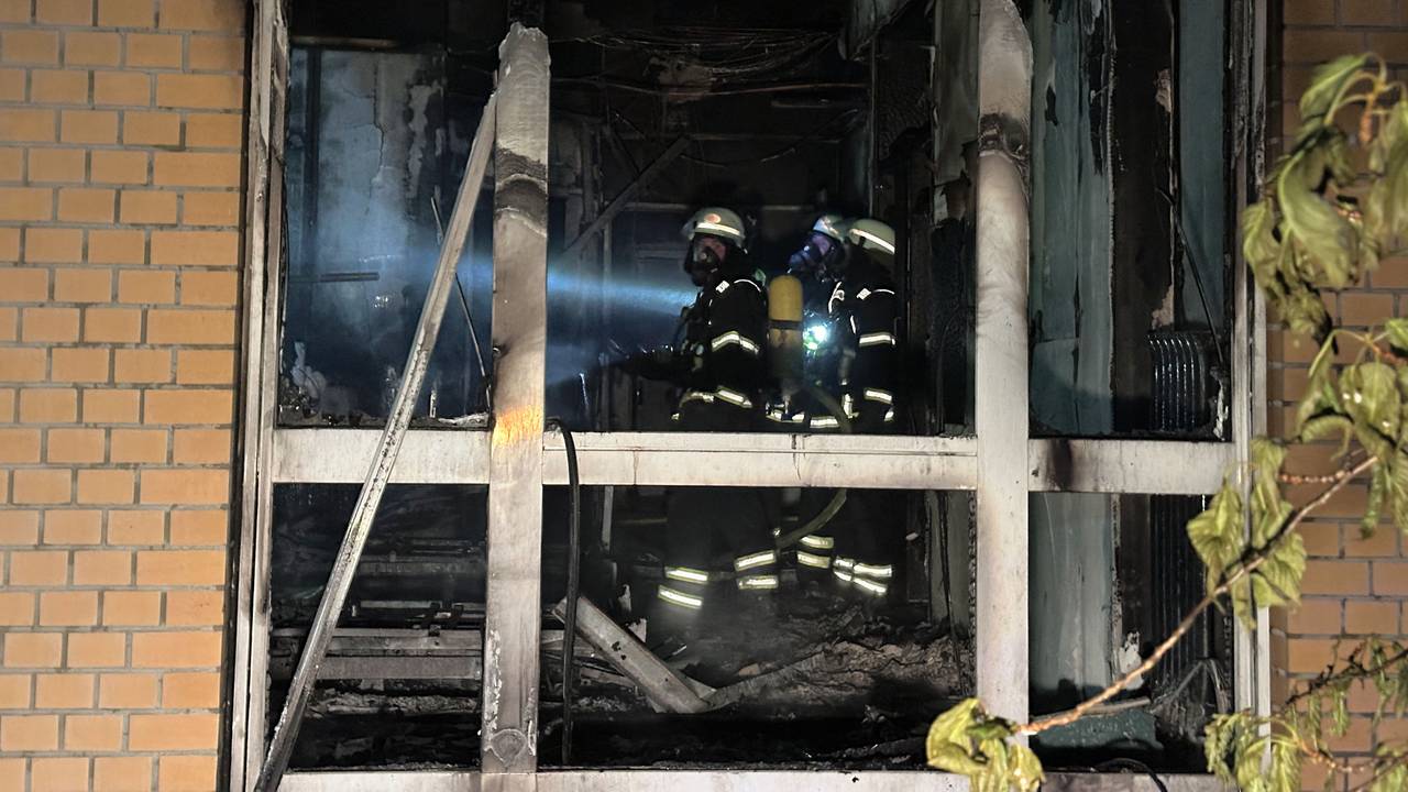 Feuerwehrleute mit Atemschutzgerät arbeiten in einem ausgebrannten Raum im Erdgeschoß im Marienkrankenhaus im Hamburger Stadtteil Hohenfelde.
