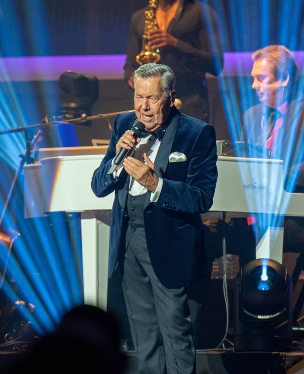 Roland Kaiser singt auf der Bühne der Lanxess-Arena.