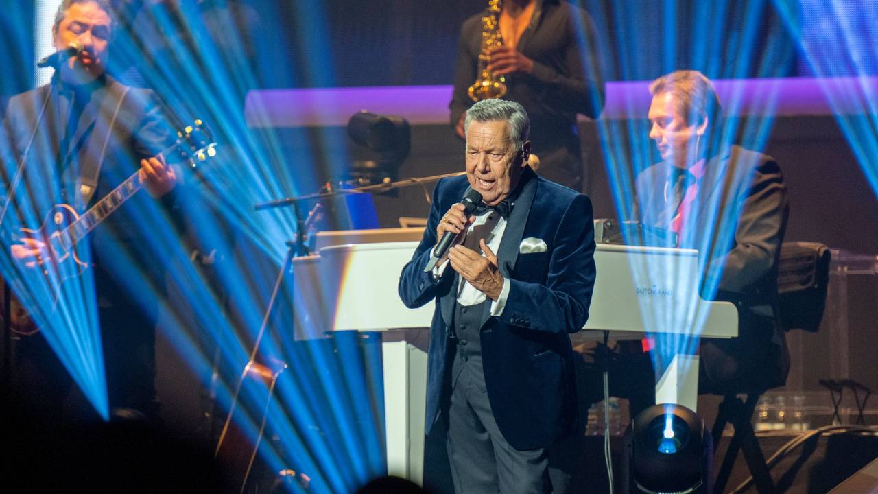 Roland Kaiser singt auf der Bühne der Lanxess-Arena.