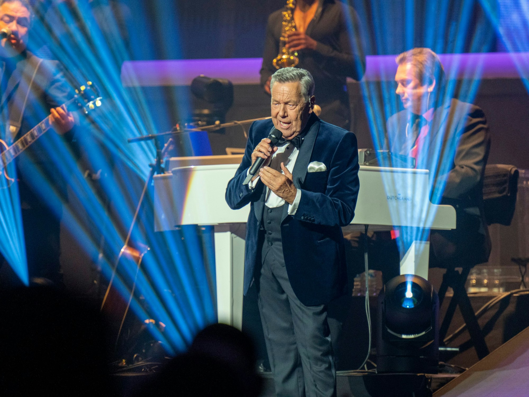 Roland Kaiser singt auf der Bühne der Lanxess-Arena.
