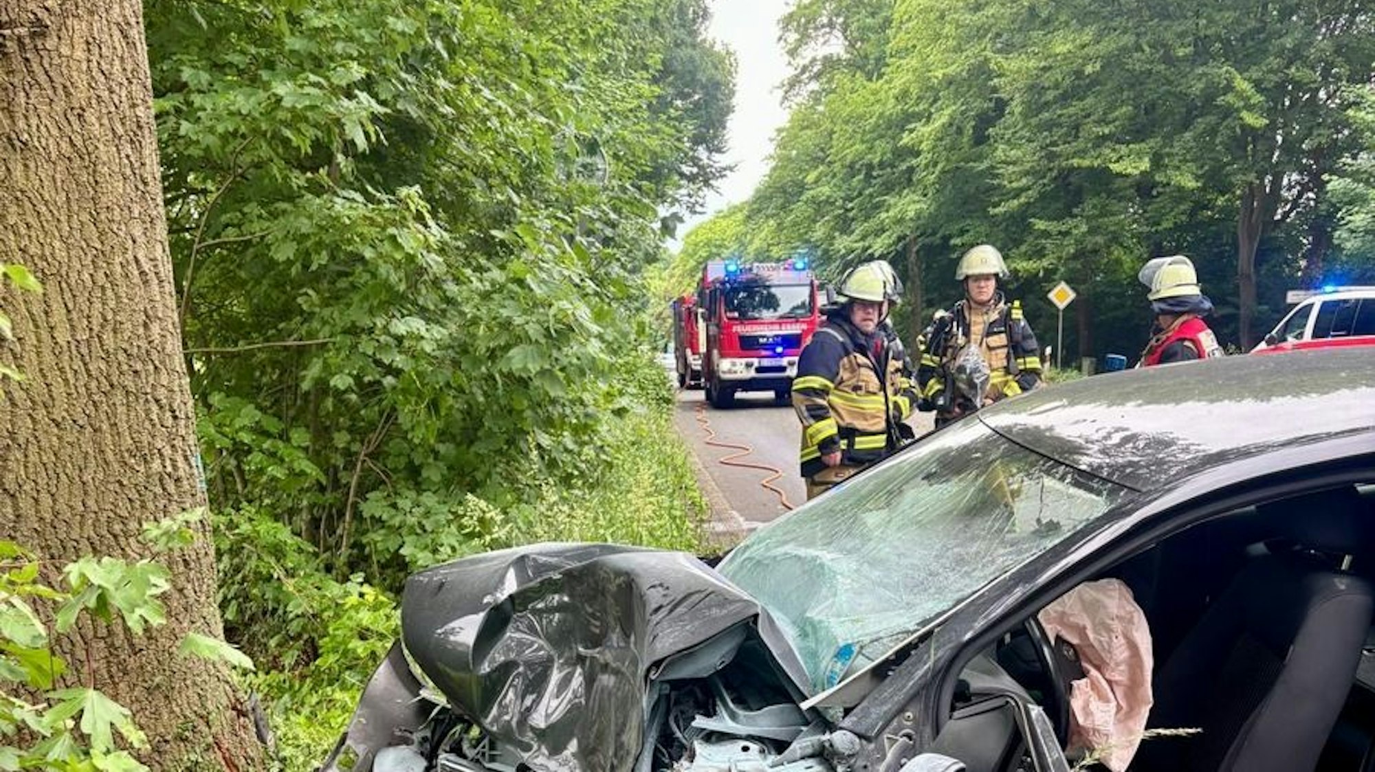 Einsatz der Feuerwehr Essen nach einem schweren Verkehrsunfall auf der Meisenburgstraße in Essen-Kettwig