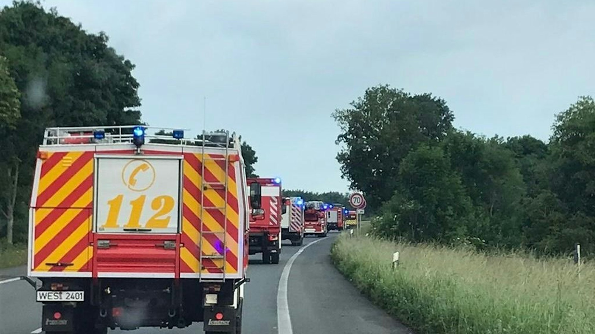 Einsatzfahrzeuge der Feuerwehr Alpen bei der überörtlichen Hilfeleistung im Stadtgebiet Krefeld nach einem Unwetter