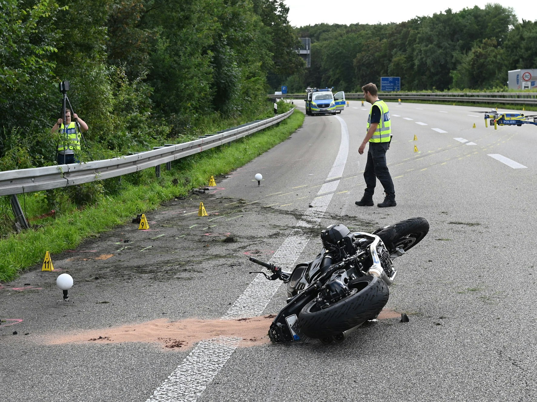 Ein Motorrad liegt nach einem Unfall auf der Fahrbahn einer Autobahn.