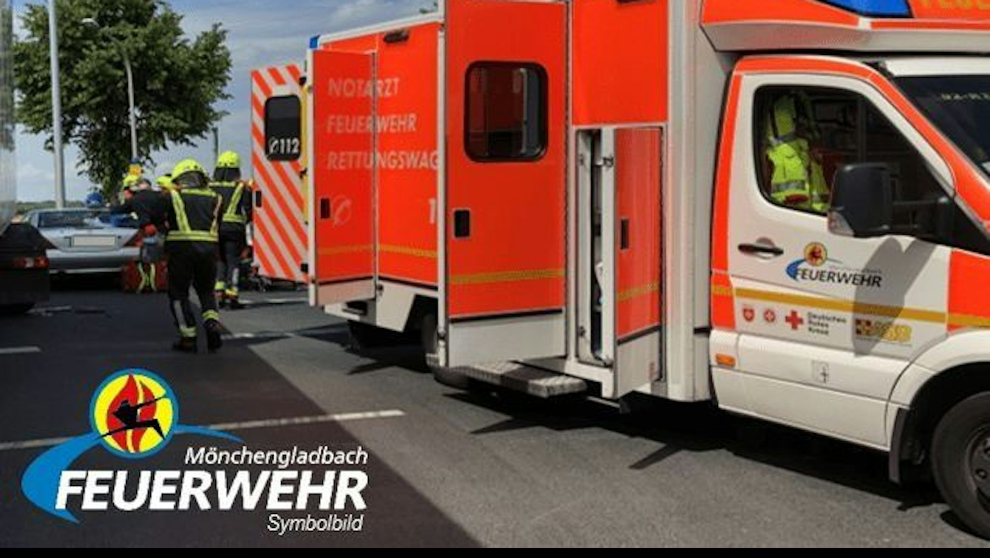Notarzt und Rettungsfahrzeug der Feuerwehr Mönchengladbach im Einsatz.