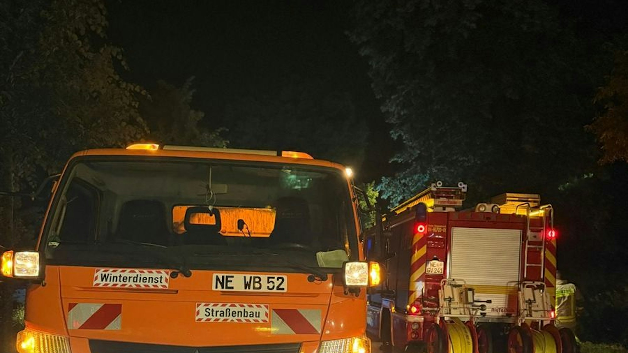 Einsatzfahrzeuge der Feuerwehr Grevenbroich bei einem Starkregeneinsatz.