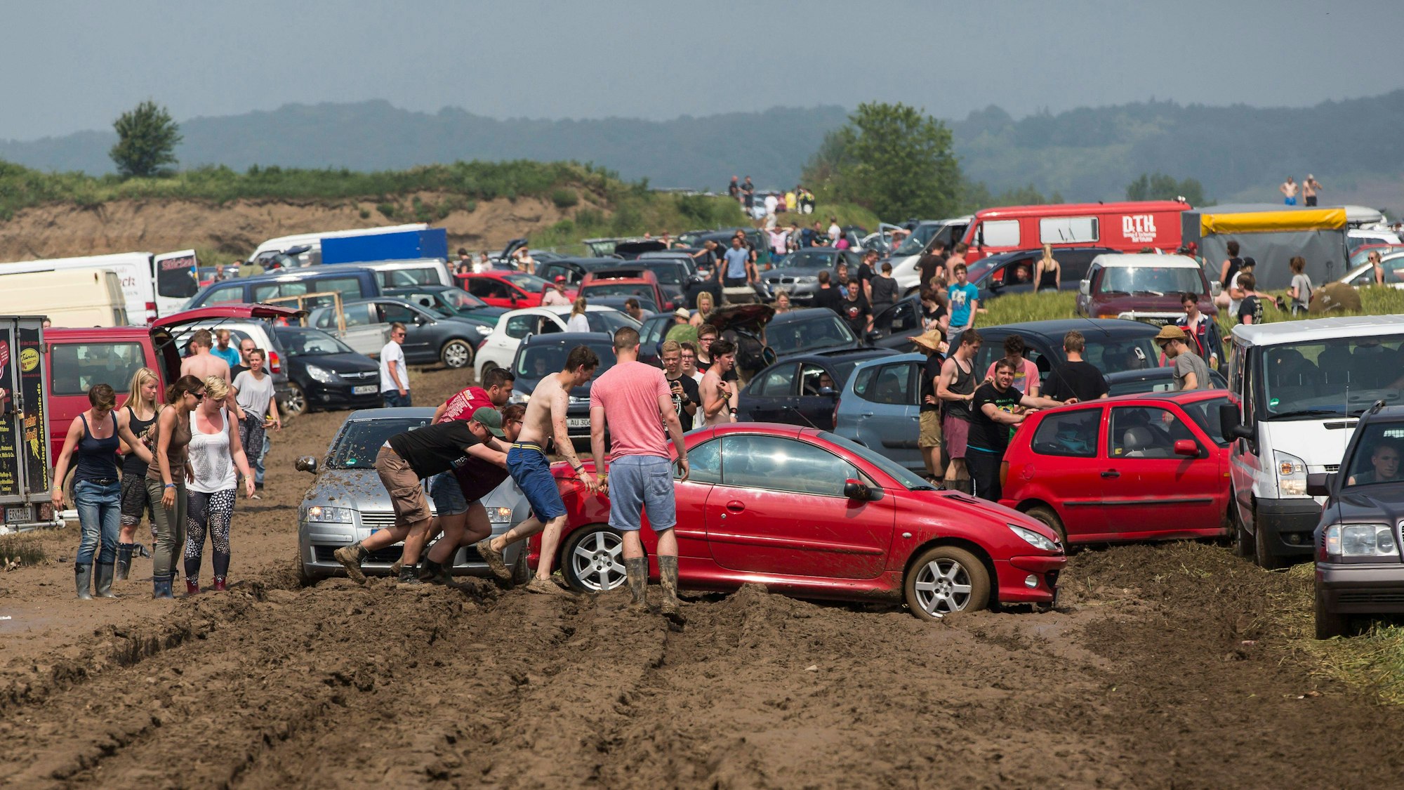 Etliche Autos blieben auf den Parkflächen im Schlamm stecken.