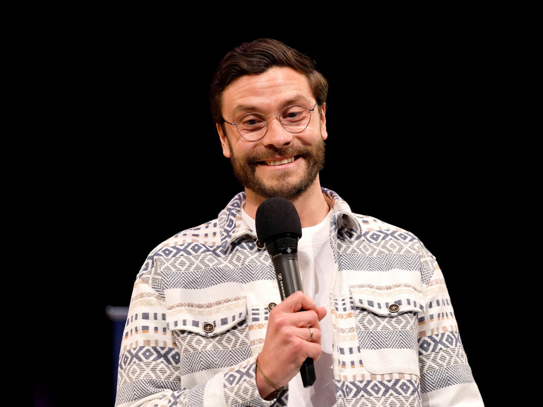 Jonas Hector während einer Folge „Schlag und fertig“ im WDR-Funkhaus.