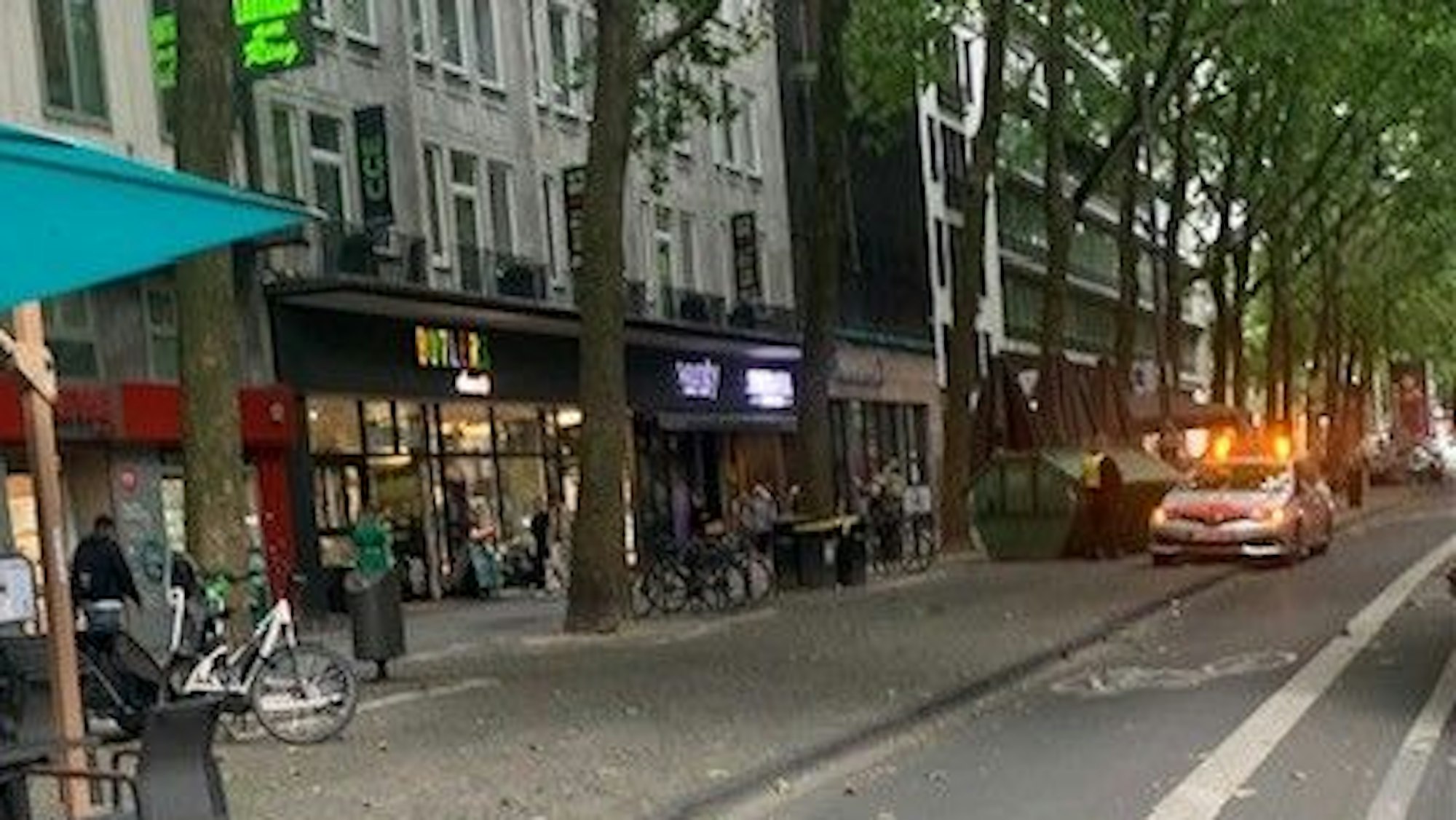 Das Ordnungsamt rückt an, aber für die Falschparker auf der anderen Straßenseite interessieren sich die Mitarbeitenden nicht.