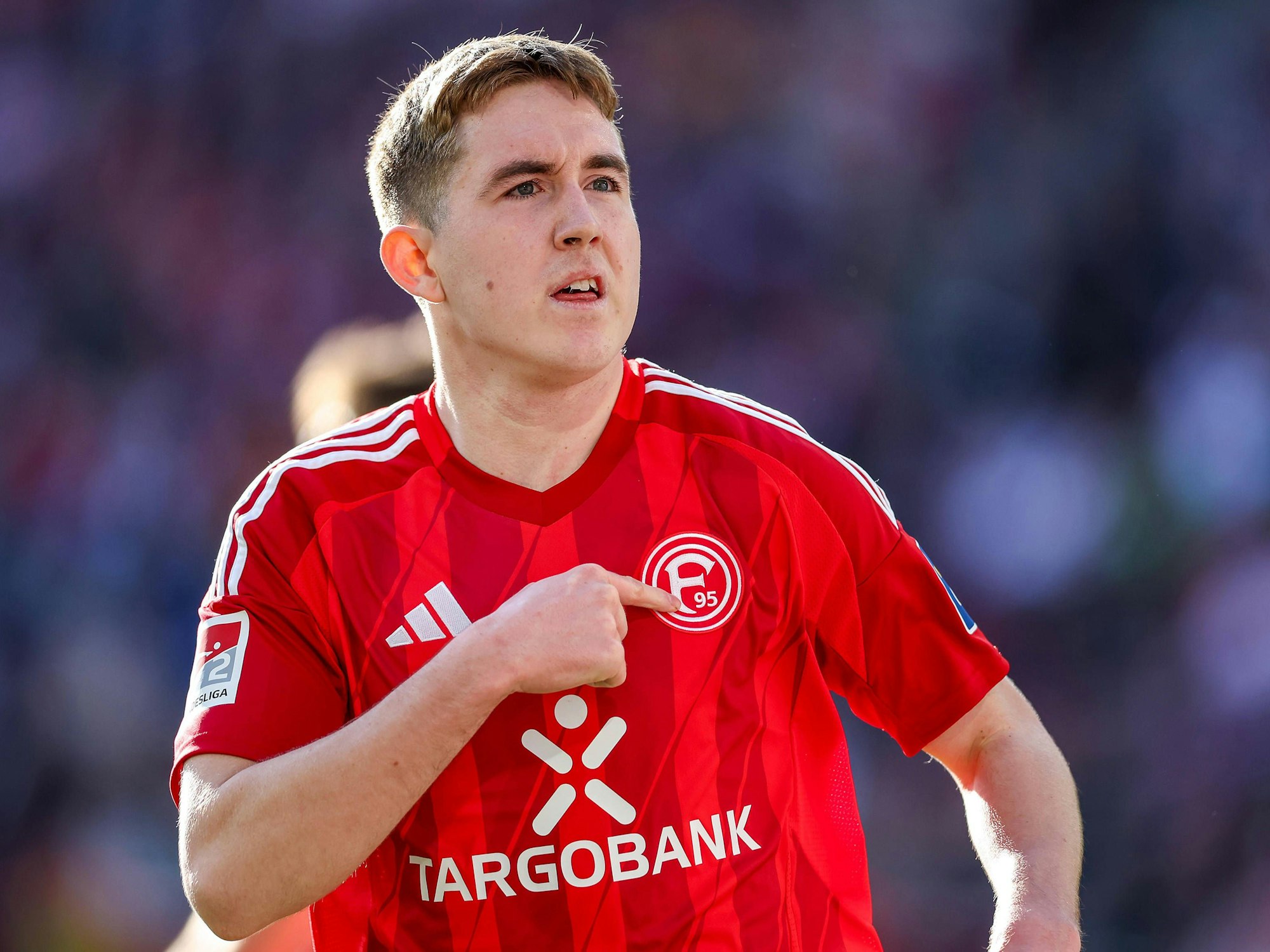 Isak Bergmann Johannesson zeigt nach dem Tor in Köln auf das Wappen von Fortuna.