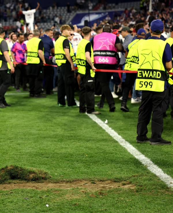 Ein großes Loch klafft nach dem Platzsturm der PSG-Fans im Rasen der Allianz-Arena. Im Hintergrund sind Ornder zu sehen.