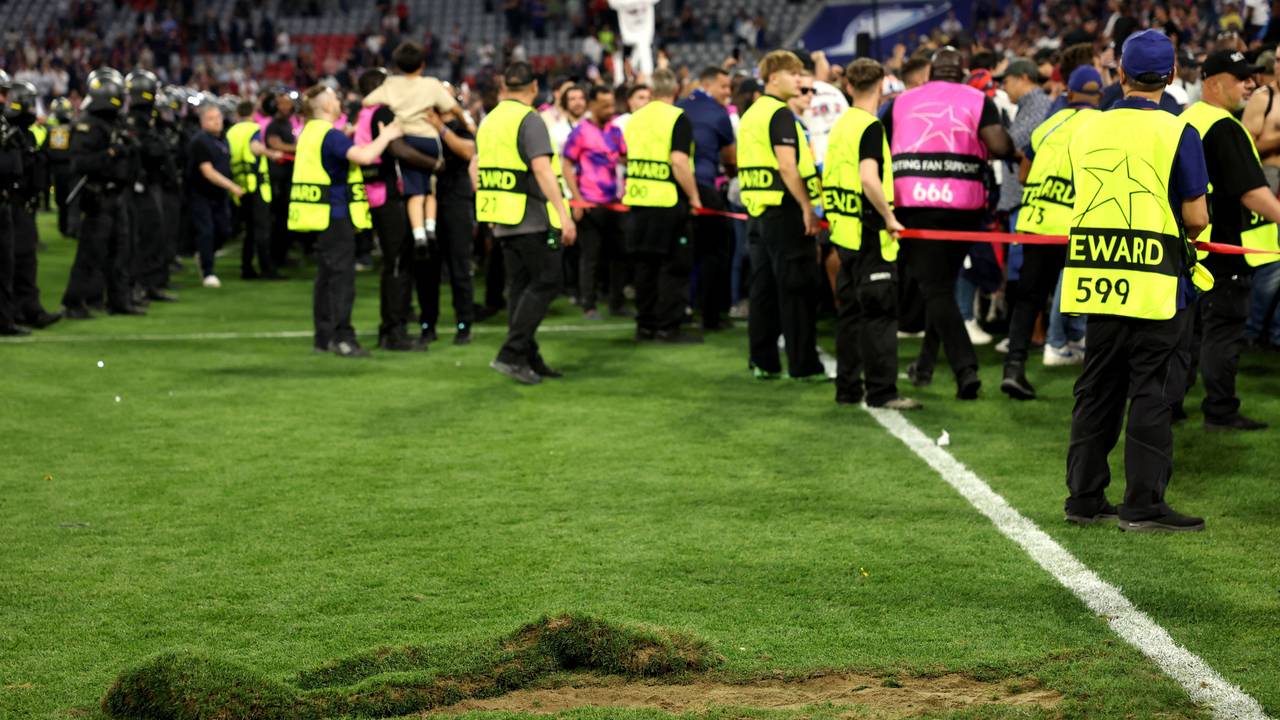 Ein großes Loch klafft nach dem Platzsturm der PSG-Fans im Rasen der Allianz-Arena. Im Hintergrund sind Ornder zu sehen.