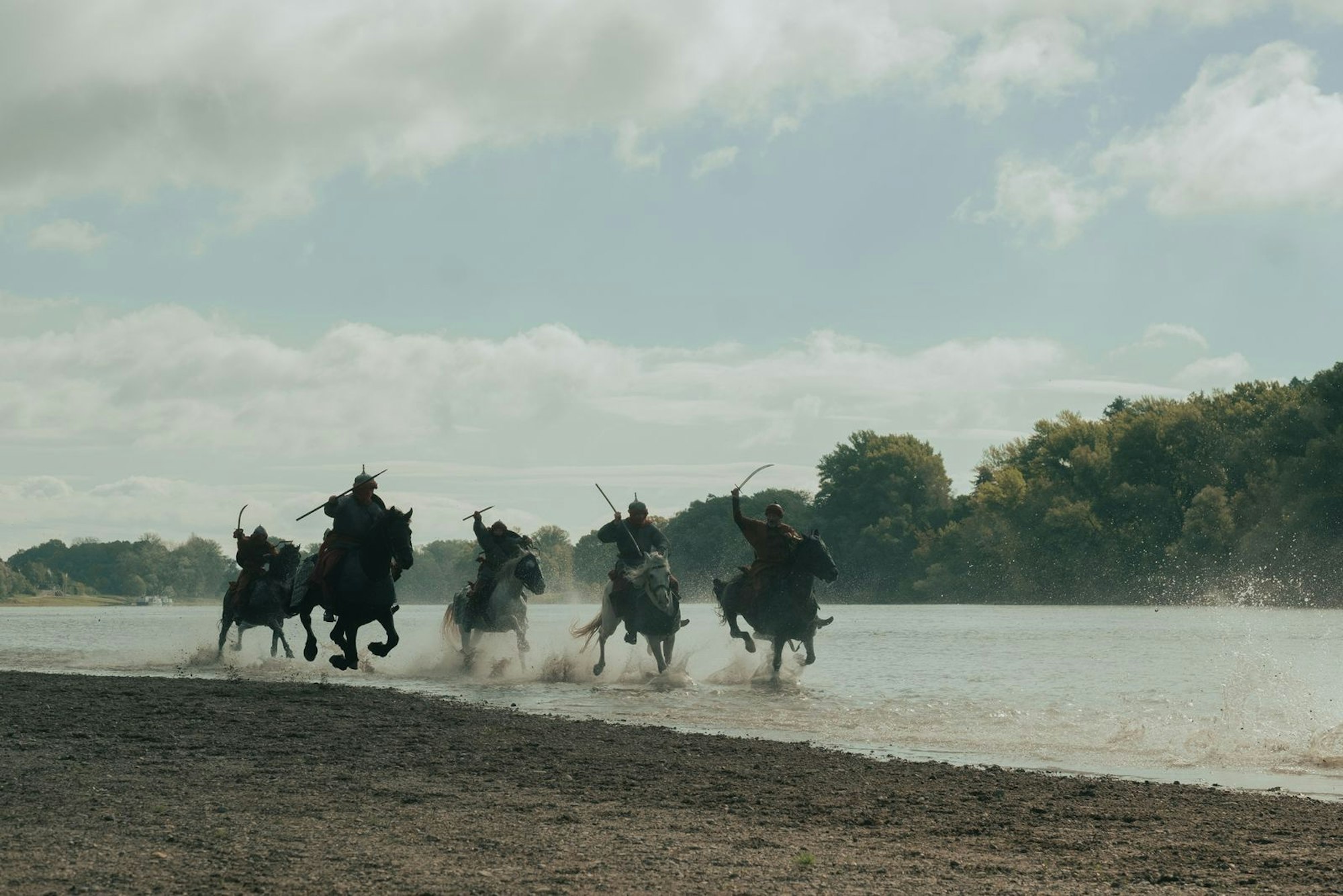 Osmanische Reiter fallen in der Historien-Serie „Rise of the Raven“ im 15. Jahrhundert immer wieder nach Westen ein. (Bild: © Kristof Galgoczi / Beta Film)