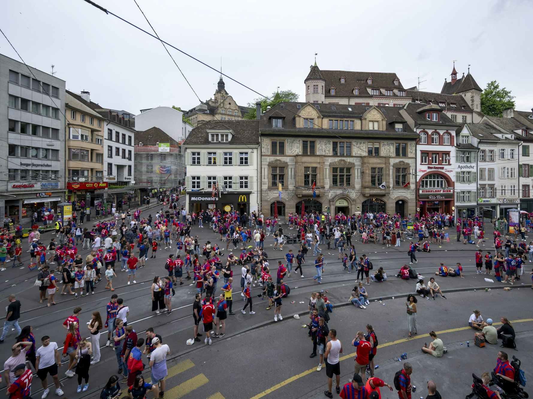 Nur vereinzelte Fans des FC Basel 1893 stehen auf dem Barfüßerplatz.