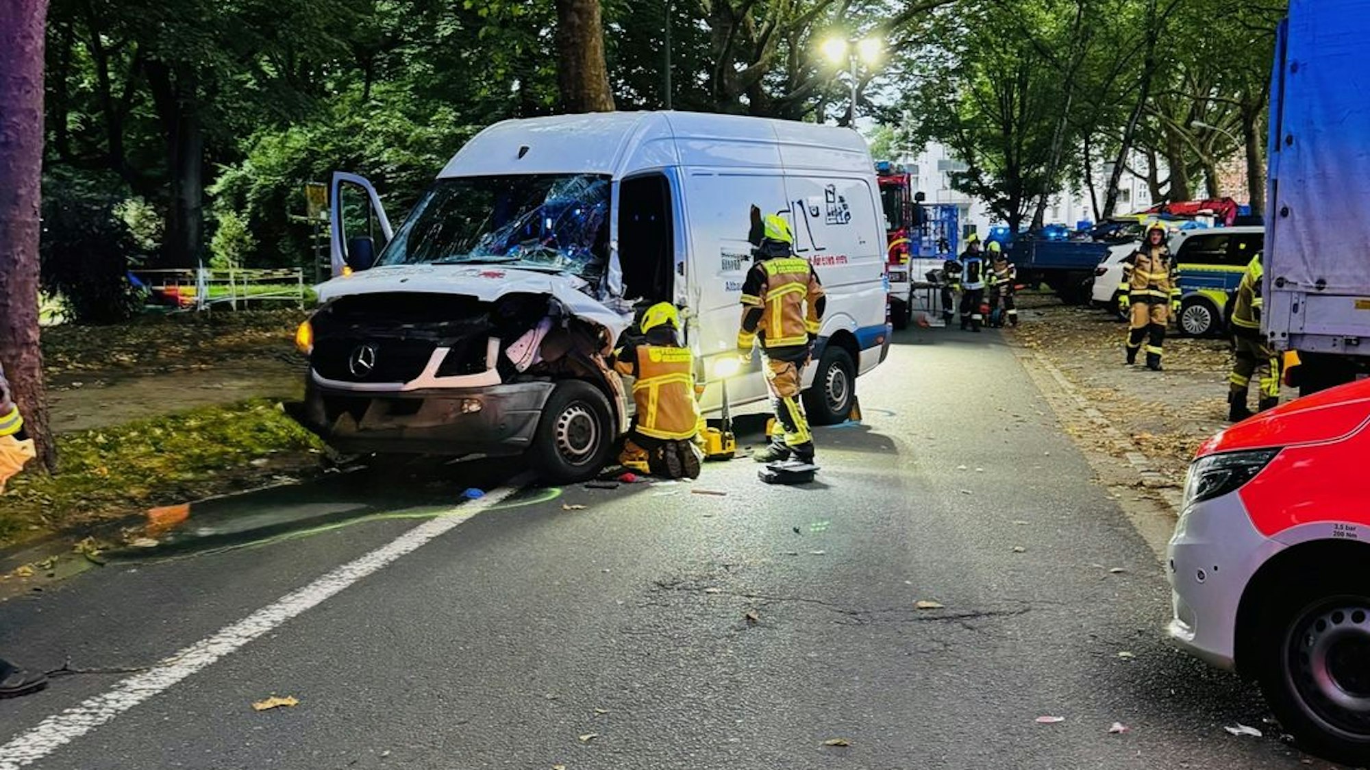 Einsatzfahrzeuge der Feuerwehr am Unfallort auf der Steeler Straße, bei dem eine Person eingeklemmt wurde und zwei Personen verletzt wurden.