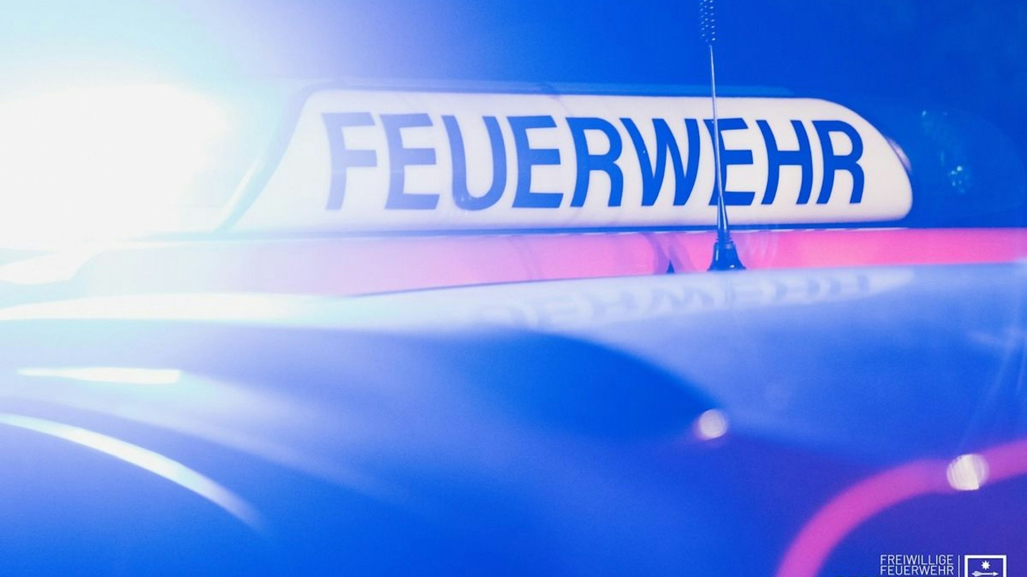 Feuerwehrfahrzeug-Blaulicht der Freiwilligen Feuerwehr Hünxe. Die Feuerwehr wurde zu einem gemeldeten Zimmerbrand alarmiert.