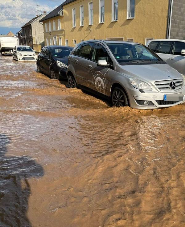 Ein Unwetter mit Niederschlägen von bis zu 80 Litern setzte den Stadtteil Herrig in Erftstadt unter Wasser.