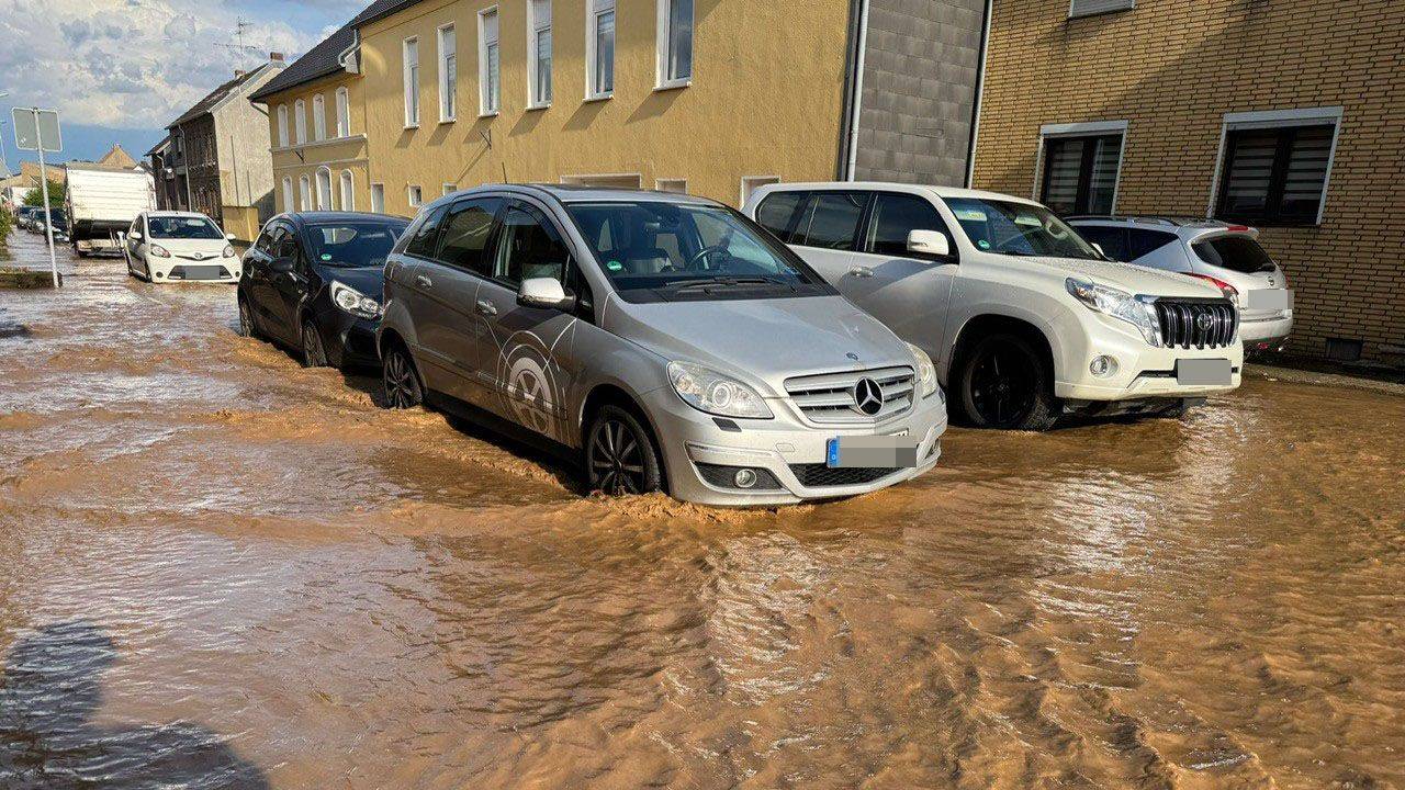 Ein Unwetter mit Niederschlägen von bis zu 80 Litern setzte den Stadtteil Herrig in Erftstadt unter Wasser.