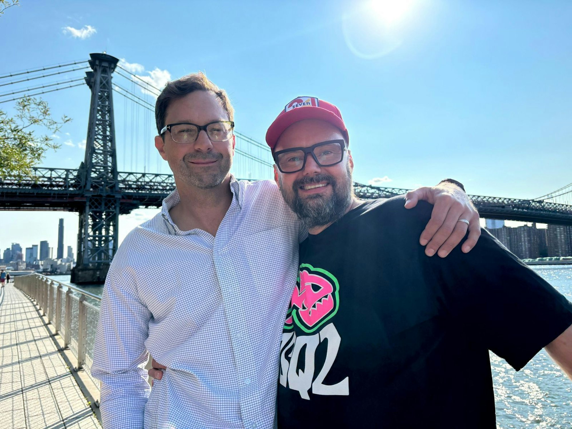 Bevor Frauneder und Lohninger den Inhalt ihrer Box verkosten können, werden sie von der Brooklyn Bridge verscheucht. (Bild: RTL / Endemol Shine / Tracey Gudwin)