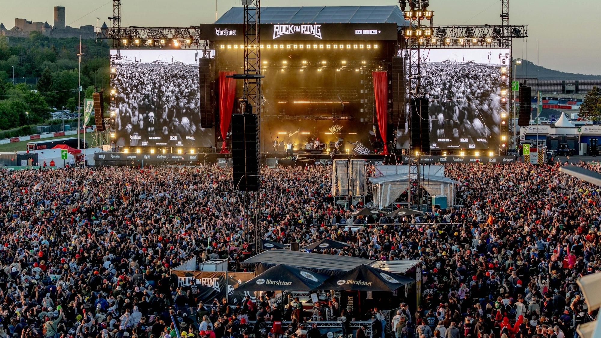 Blick auf die Hauptbühne am Nürburgring in der Eifel.