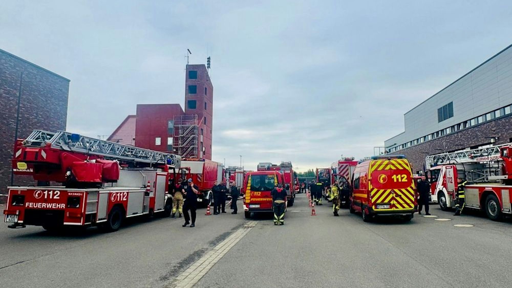 Einsatzfahrzeuge der Feuerwehr aus den Kreisen Wesel und Kleve sowie der Stadt Duisburg bei der überörtlichen Hilfeleistung nach Unwetterschäden in Krefeld