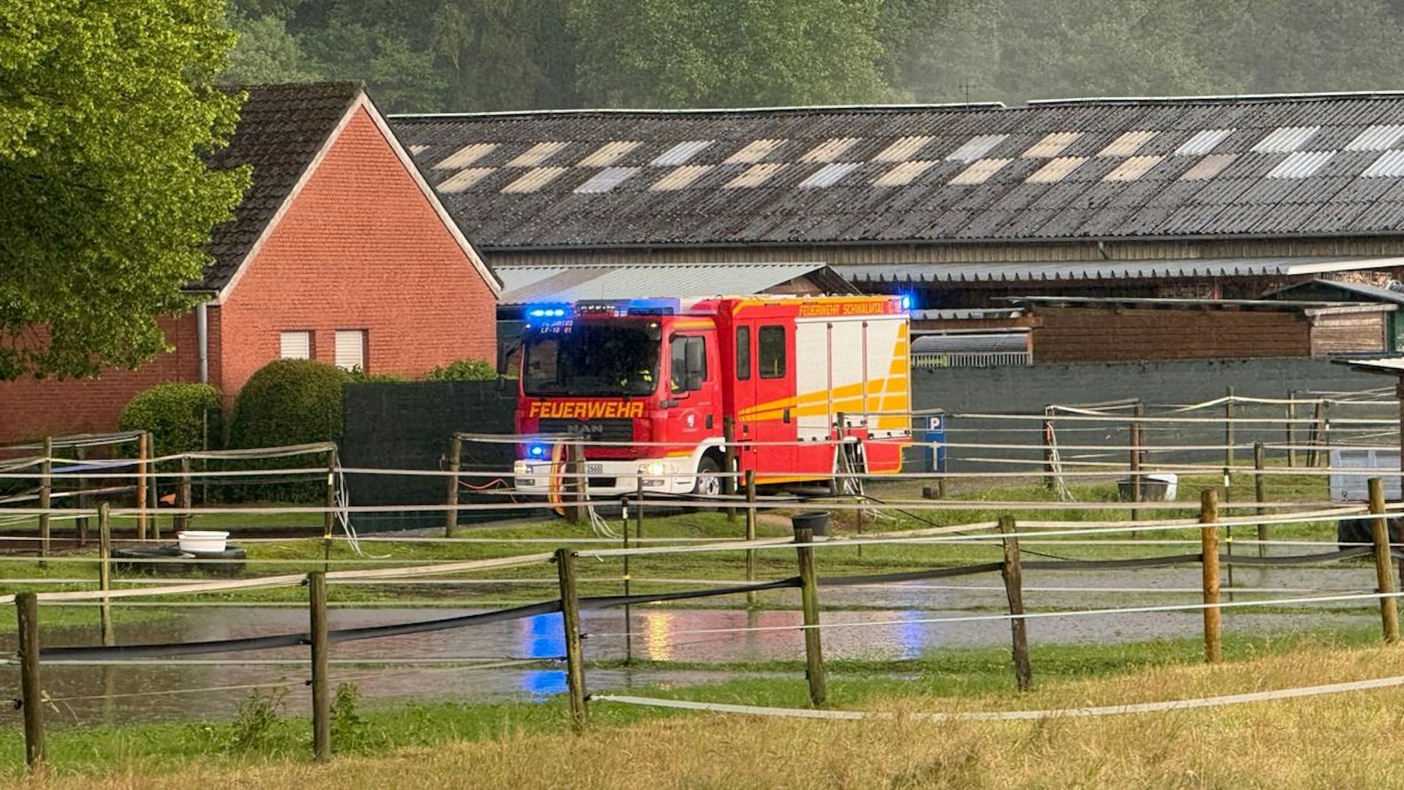 Starkregen und Gewitter sorgten in Schwalmtal für überflutete Keller und Straßen. Die Feuerwehr war über acht Stunden im Dauereinsatz.