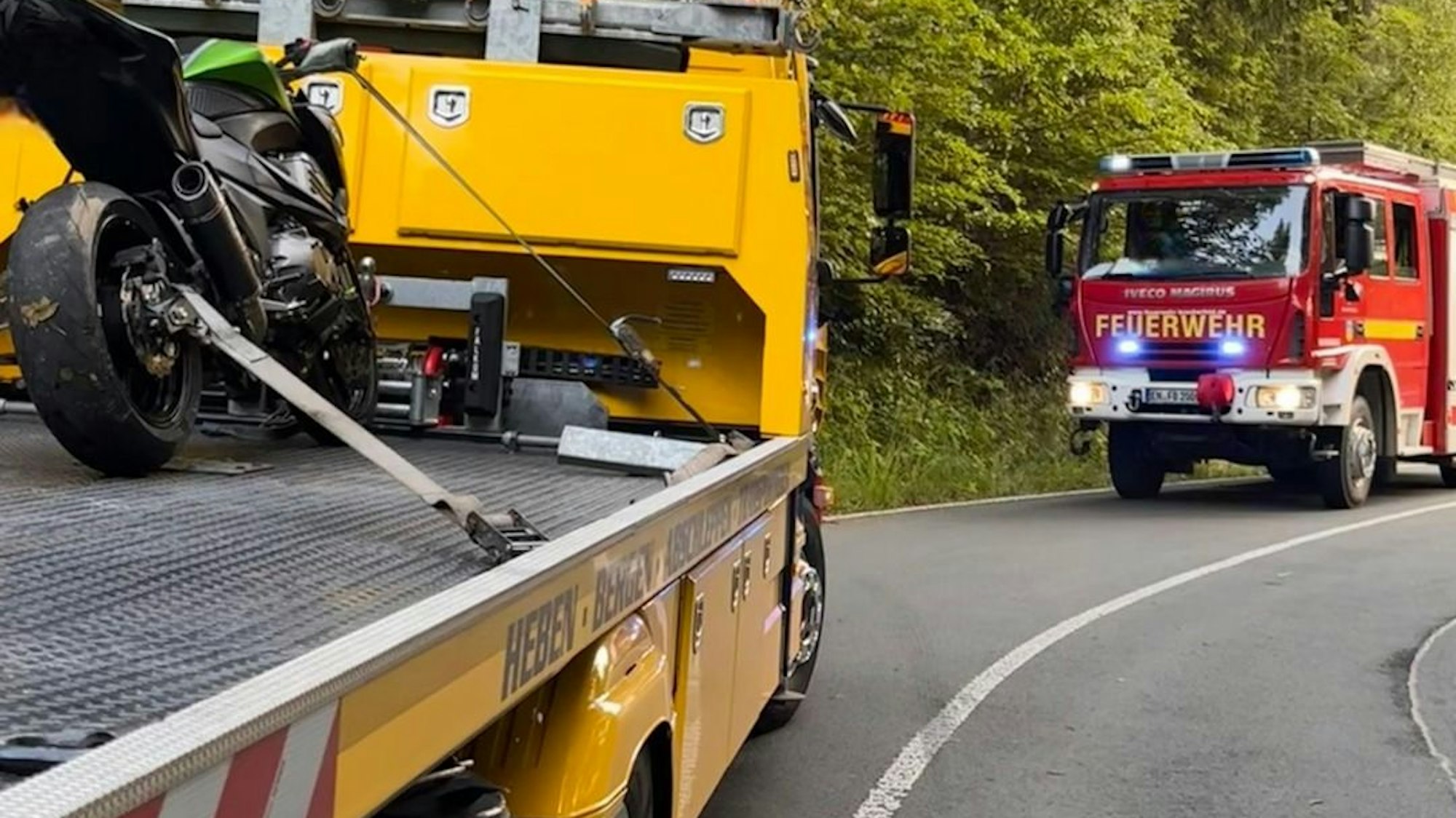 Nach einem Motorradunfall auf der L699 an der Ennepetalsperre wurden Einsatzkräfte der Freiwilligen Feuerwehr Breckerfeld alarmiert, um auslaufende Betriebsmittel zu binden und eine Gewässerverunreinigung zu verhindern.