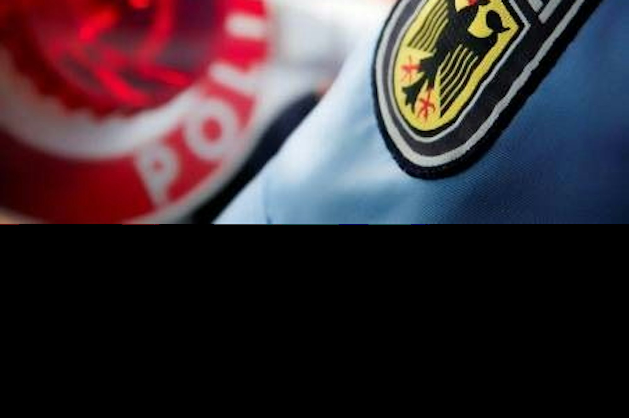 Uniformabzeichen und Anhaltestab der Bundespolizei bei einer Kontrolle. Die Bundespolizei hat am Wochenende zwei Männer verhaftet.