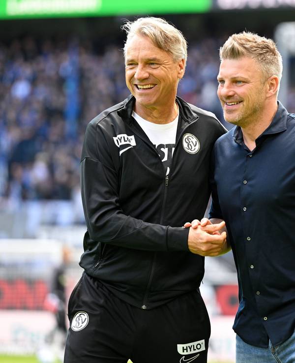 Horst Steffen klatscht mit Lukas Kwasniok ab.