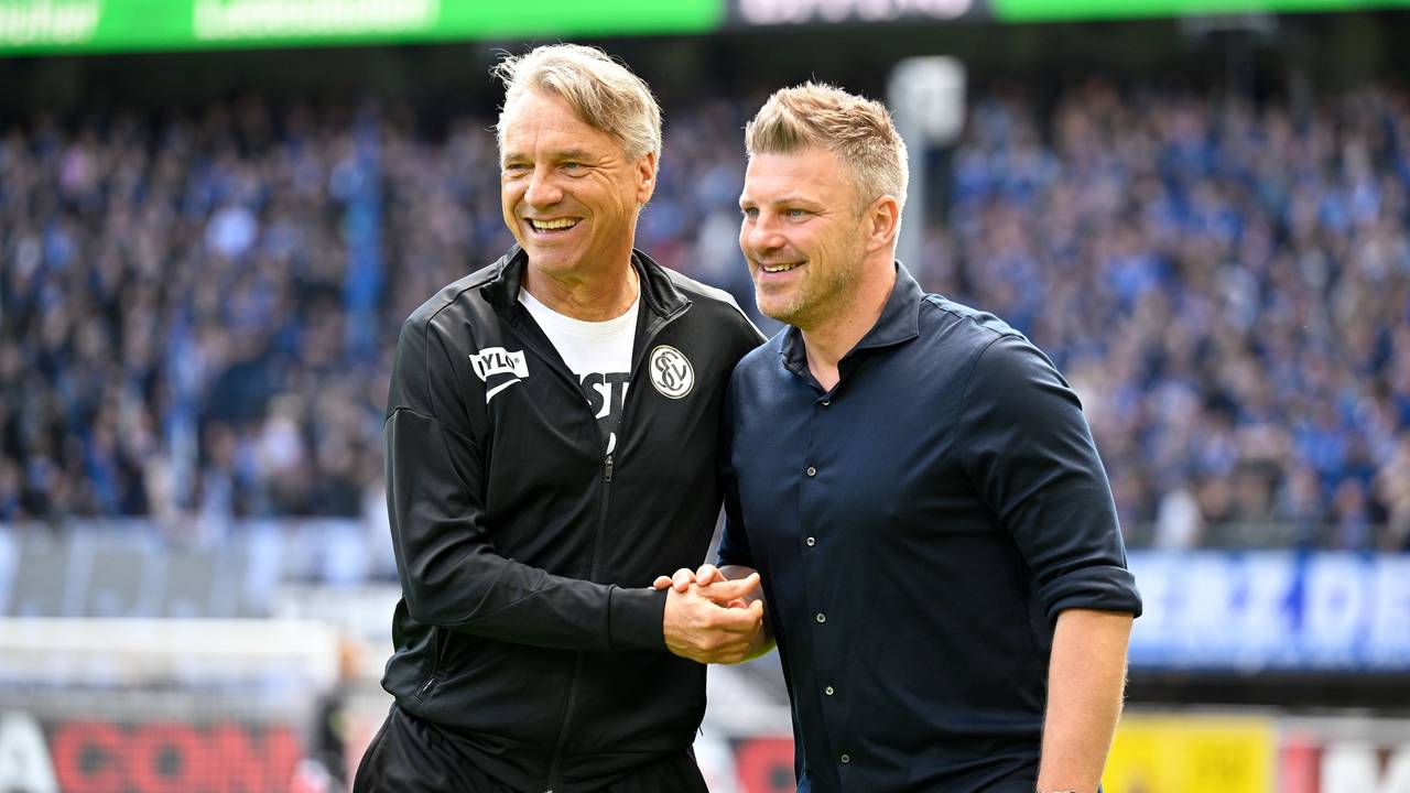 Horst Steffen klatscht mit Lukas Kwasniok ab.