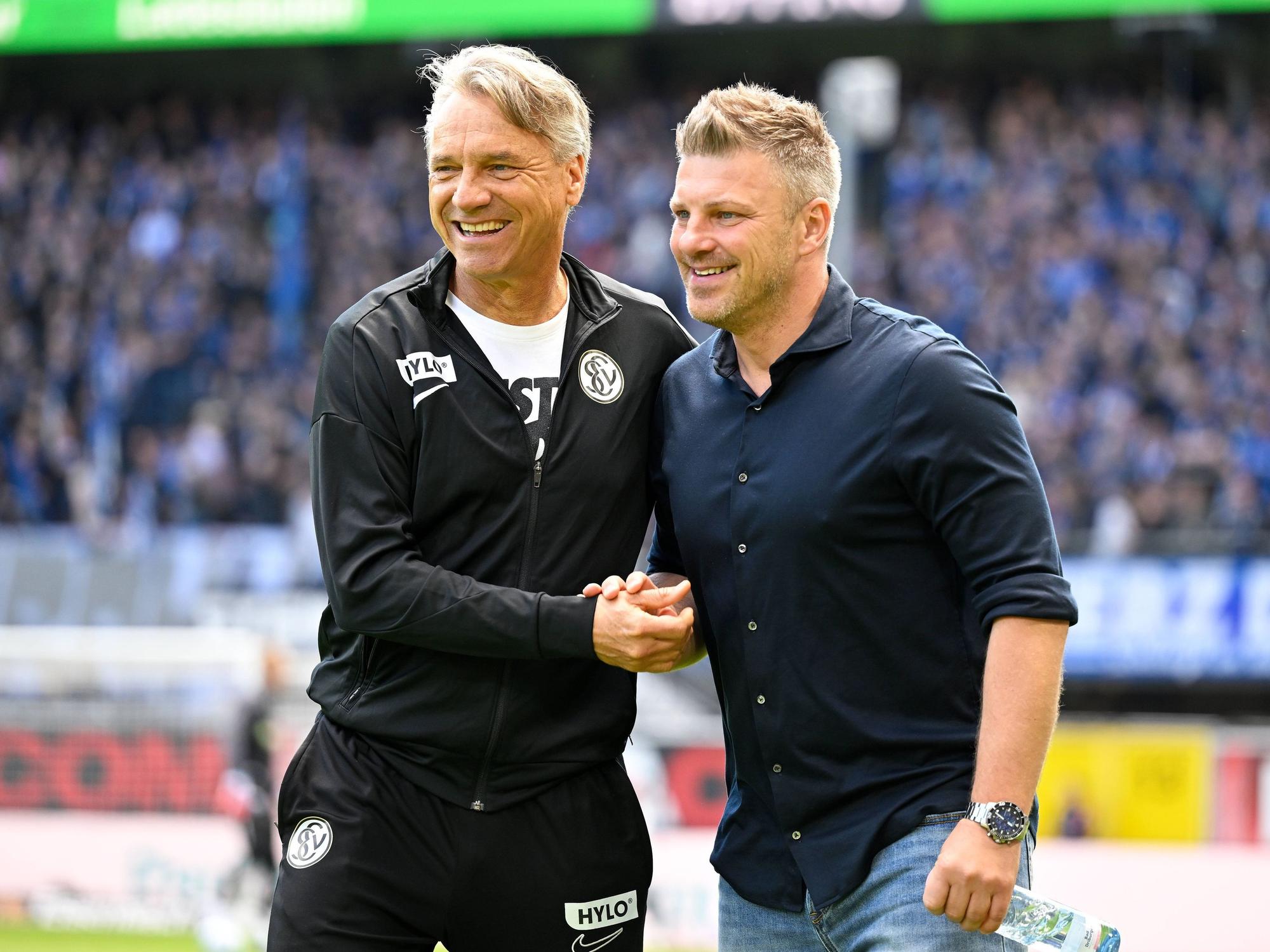 Horst Steffen klatscht mit Lukas Kwasniok ab.