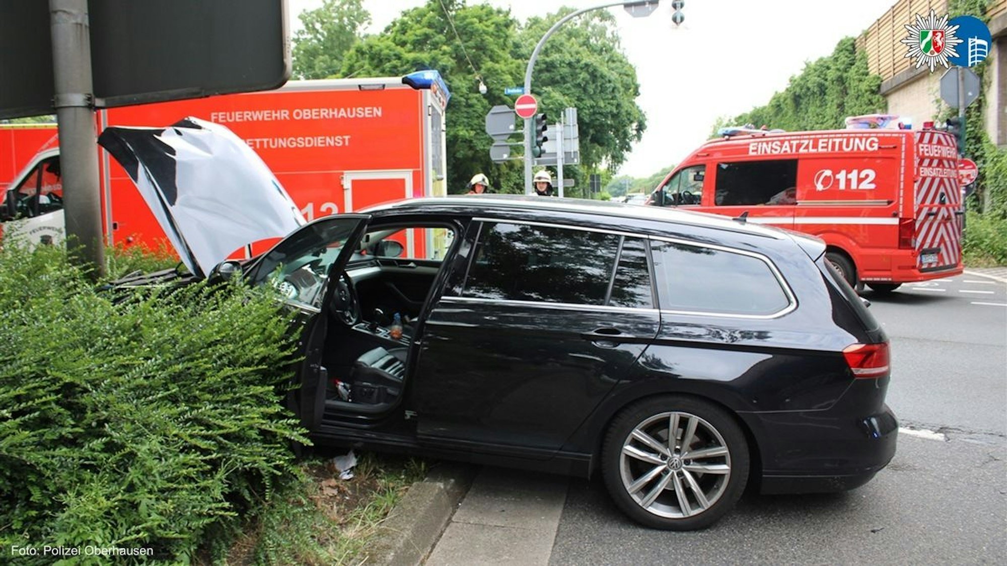 Unfallstelle an einer Kreuzung in Oberhausen mit beschädigtem Fahrzeug.