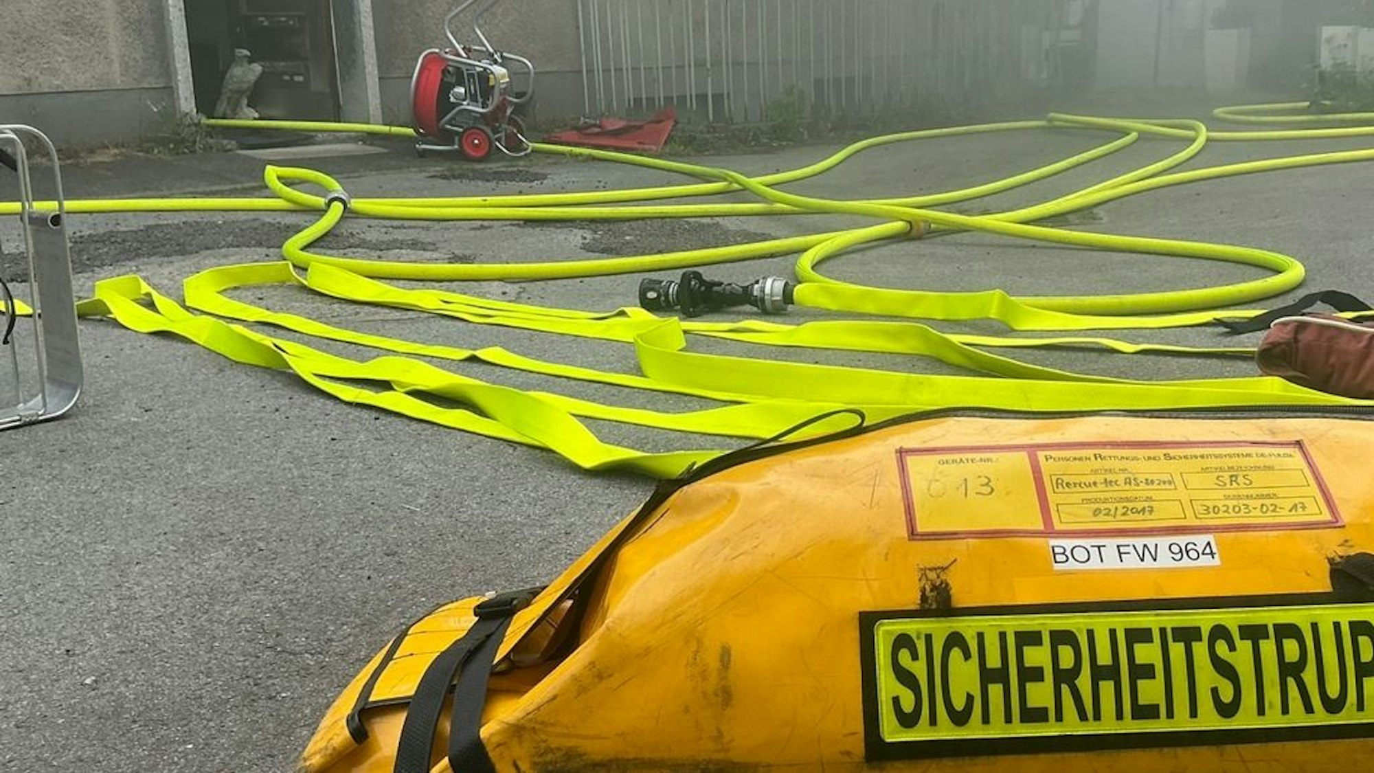 Feuerwehreinsatz an der Birkenstraße in Bottrop nach einem Kellerbrand in einem Mehrfamilienhaus